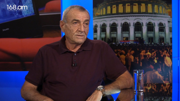 «Որտեղի՞ց է ծնվել գիրկապով տեքստ կարդացող այս նոր լուսավորիչը. նա չունի ասելիք և պետք է հեռանա». Սերժ Սրապիոնյանը՝ Արայիկ Հարությունյանի մասին (տեսանյութ)